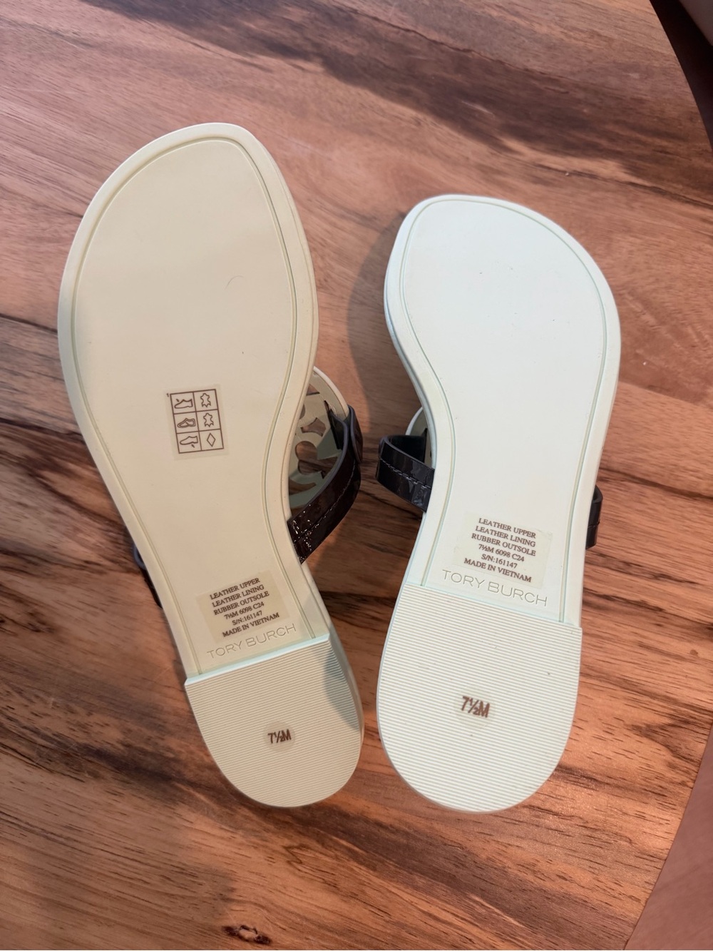 Tory Burch Mint Patent Miller Leather Thong Sandals with Dark Brown Trim - Picture 2 of 3